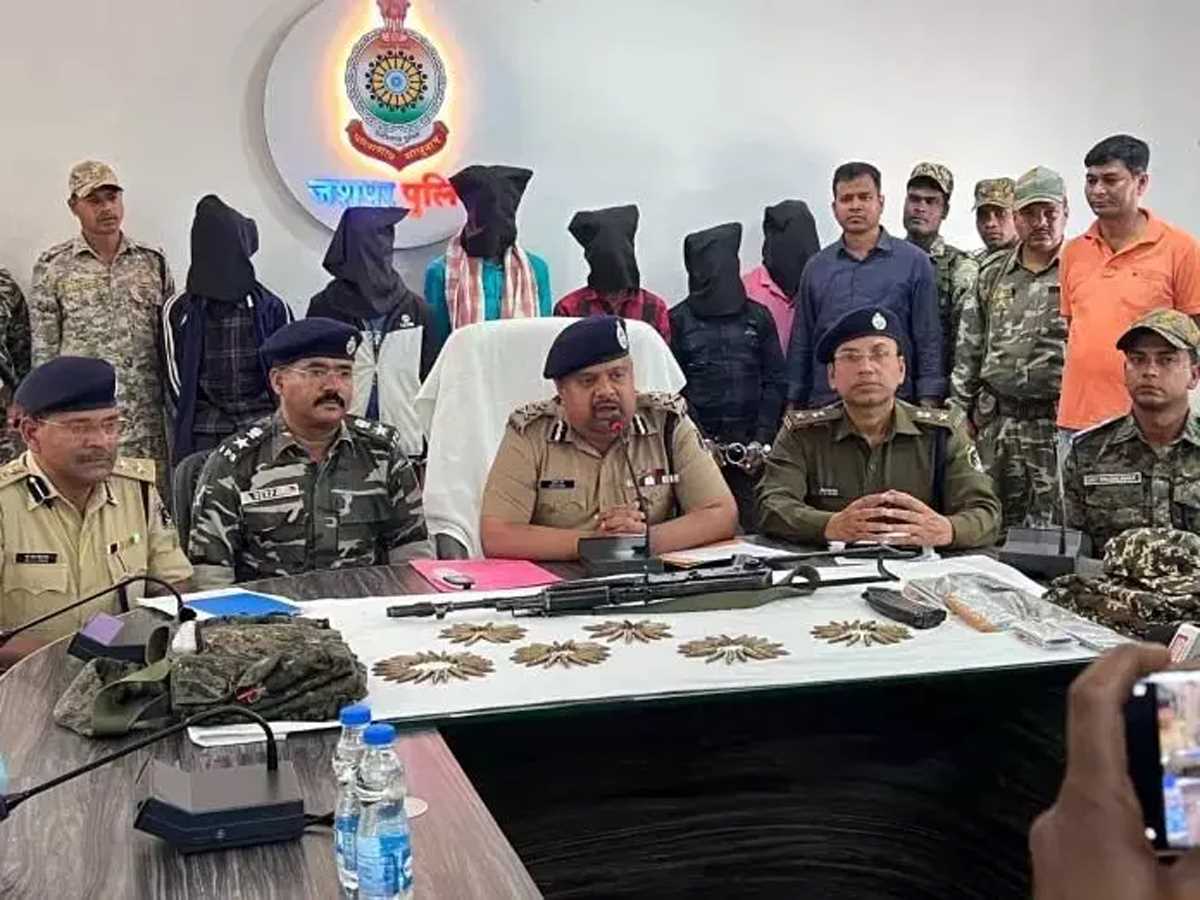 पांच लाख के इनामी टुनेश लकड़ा सहित छह नक्सली गिरफ्तार